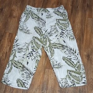 C&C California Green and White Leaf Print Capris